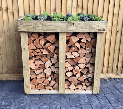 Хранилище для дров с дровами